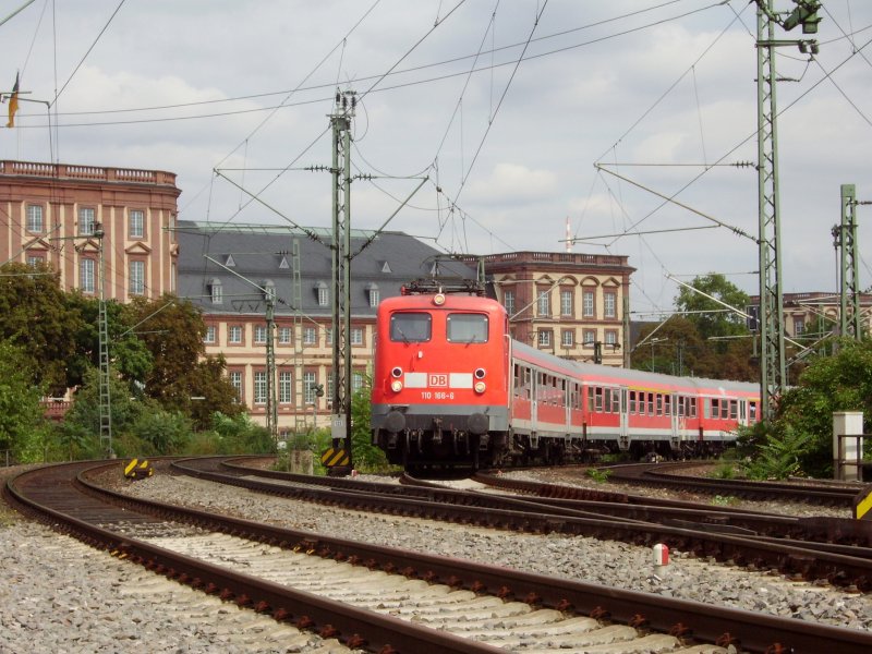 110 166-6 fhrt mit ihrem RE 4092 nach Trier Hbf am Mannheimer Schlo vorbei. 25.08.08