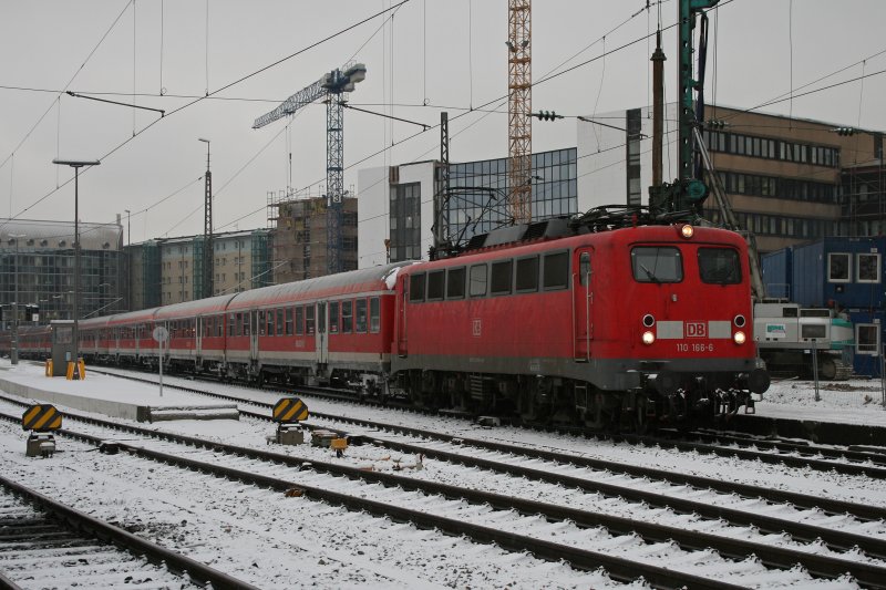 110 166 mit RE 30025 am 28.01.2009 in Mnchen Hbf.