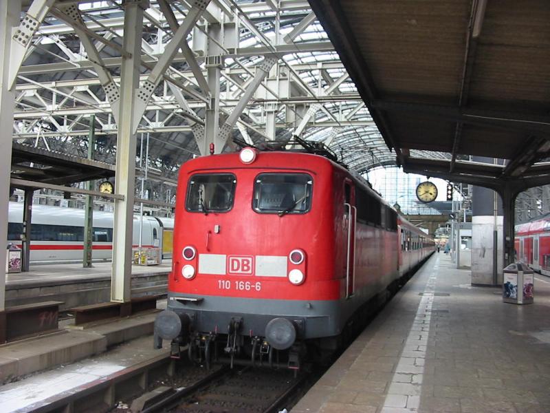 110-166 zieht eine Regionalbahn in Richtung Aschaffenburg, hier noch in Frankfurt a. M., 26.7.2005