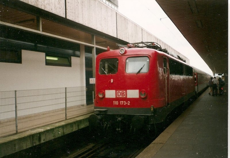 110 173 nach der Ankunft,mit einem Autozug aus Stuttgart, im August 2000,in Hamburg Altona.
