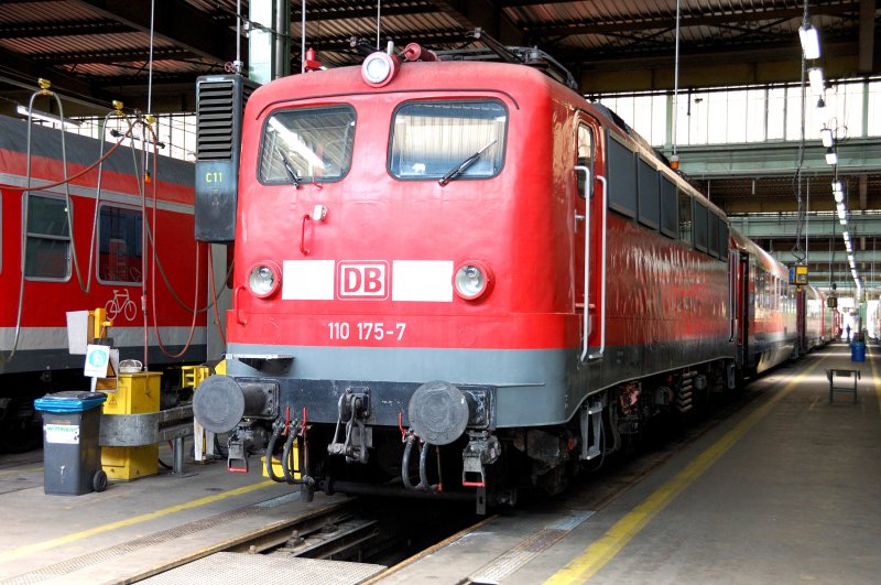 110 175-7 in den Hallen des Reisezugwagenwerks in Mnchen-Pasing. Die Unwetter der vorangegangenen Nacht konnten ihr nichts anhaben... sie war gut bedacht. Pasing-West am 31.05.2008 .