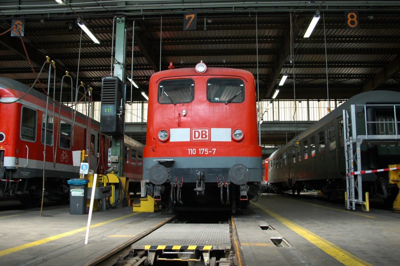 110 175 am 31.05.08 im Wagenwerk Mnchen-Pasing (TdoT)