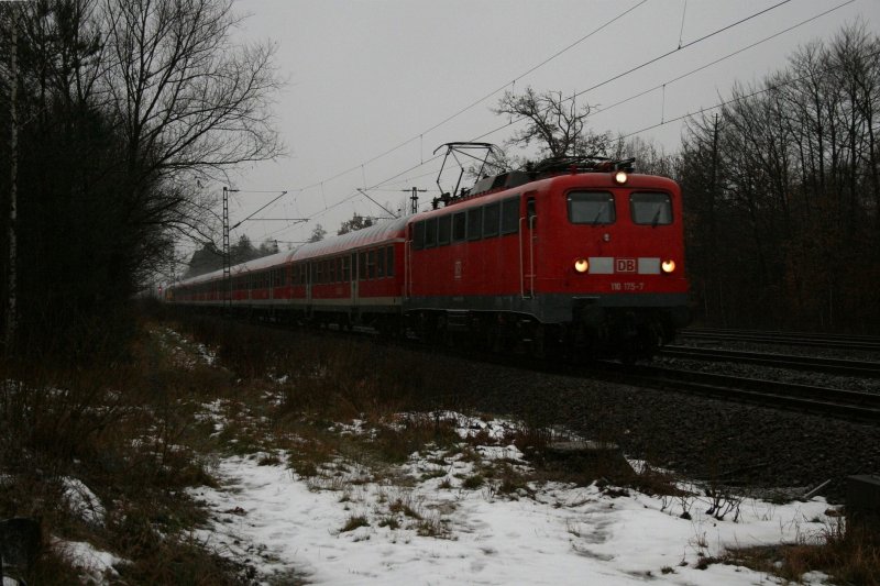110 175 bespannte am 20.12.2008 den Adventssonderzug RE 32073 (M�nchen – Salzburg), Aufgenommen bei starken Regen in Haar (bei M�nchen).