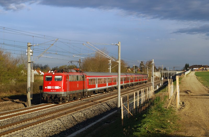110 175 mit RE 37047 vor Haspelmoor (14.04.2008)