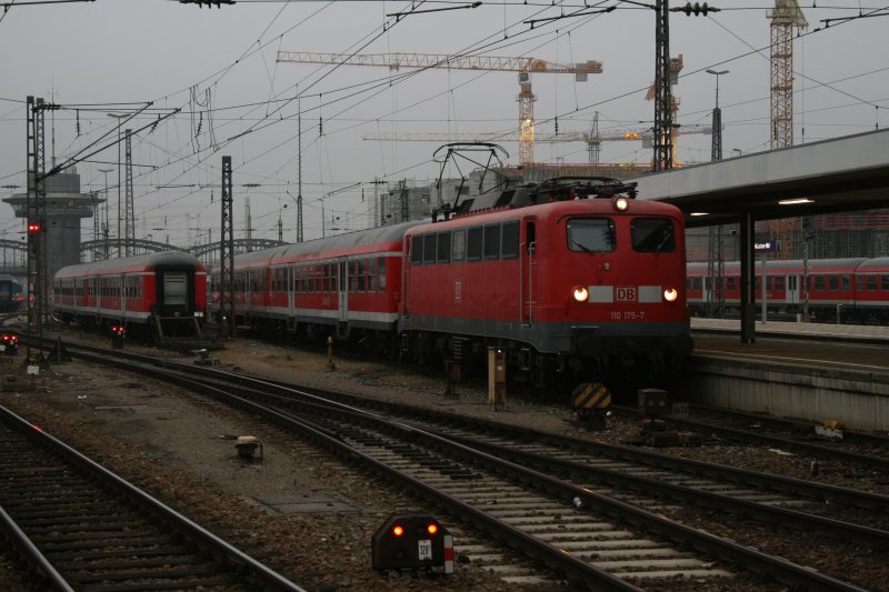 110 175 mit zwei n-Wagen am 10.12.2008 in Mnchen Hbf.