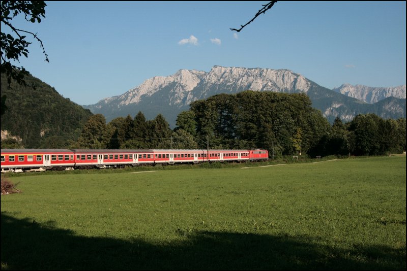 110 175 strebt mit dem RE 30107 dem Zielbahnhof Kufstein entgegen... Villeicht kann man durch 110er auch nach dem Fahrplanwechsel im Inntal noch erleben. (10.07.2008)
