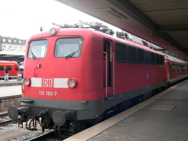 110 180 steht am 18.8.03 in M�nchen zur Abfahrt nach Regensburg bereit.An diesem Tage bestand der Zug komplett aus verkehrsrot umgespritzten IR-Wagen.