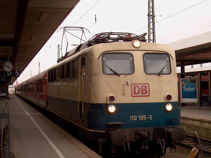110 195 in alter Farbgebung wartet am 15.03.03 in N�rnberg Hbf. auf Abfahrt als RE 21121 nach Augsburg.