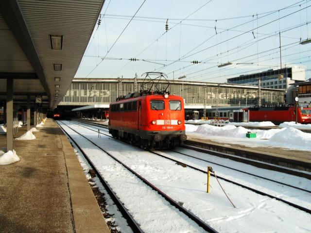 110 198 verl�sst bei sonnigem Winterwetter den Hauptbahnhof.