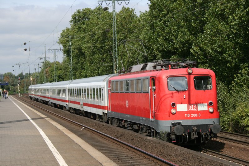 110-200-3 mit D-Zug in Kln West.
11.9.2009