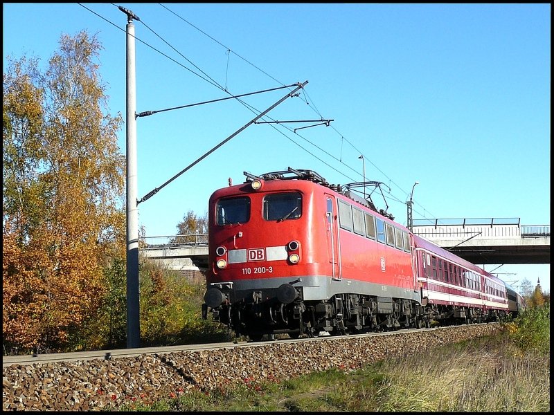 110 200-3 mit DZ 40889 von Binz nach Köln Deutzerfeld am 04.11.2007 zwischen Hbf Stralsund und Hp Grünhufe.