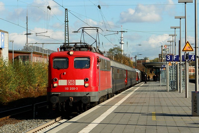 110 200-3 mit einem Sonderzug in Bochum HBF.