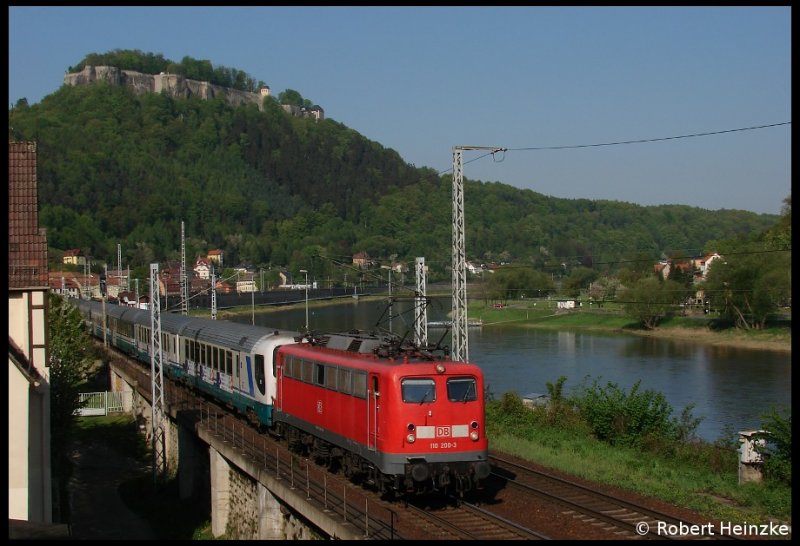 110 200-3 mit ihrem Sonderzug nach Tschechien in K�nigstein am 25.04.2009, ab Bad Schandau fuhr eine 750 der CD weiter 