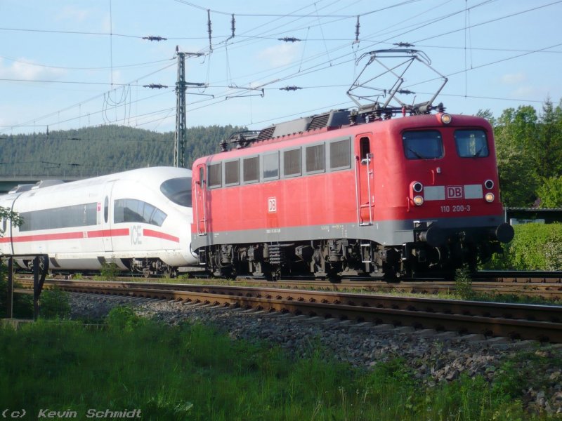 110 200-3 überführt am 07.05.2009 einen ICE 3 nach München durch Saalfeld (Saale), wo die beiden gleich eine Pause machen werden. Vielen Dank an Martin Schneider, der mir den Tipp gegeben hatte!