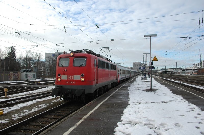 110 200 am 28.02.09 mit Dz 13225 `Treski&acute; als Leerfahrt von Br�ssel nach Zell am See in M�nchen Ost
