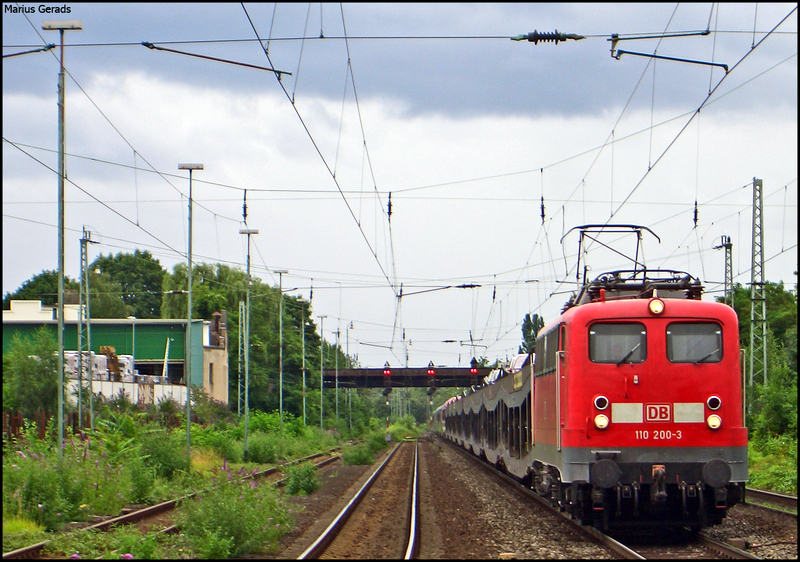 110 200 mit einem Autozug nach S`Hertogenbosch bei der Durchfahrt von Bonn-Beuel 19.7.2009