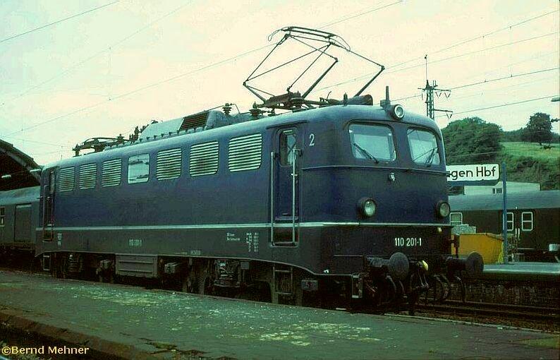 110 201-1 wartet in Hagen Hbf auf ihren nchsten Einsatz.(1980)