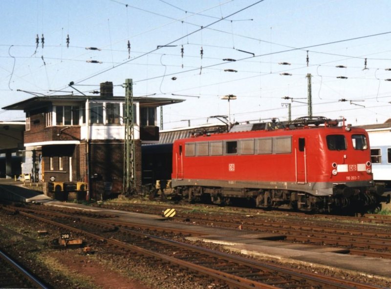 110 203-7 auf Mnster Hauptbahnhof am 6-4-2002. Bild und scan: Date Jan de Vries.