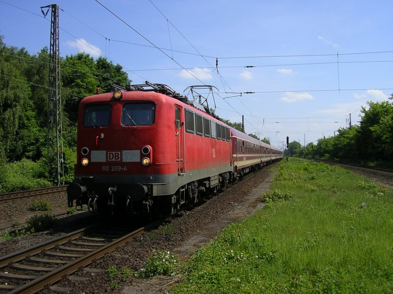 110 209-4 mit Sonderzug aus Lourdes nach Emmerich erreichte Dinslaken Bf mit 70 Minuten Versp�tung.(24.05.2008) 