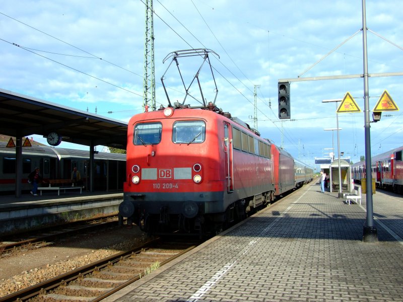 110 209 hat einen Leerzug bestehend aus 101 091 und IC-Wagons am Haken und f�hrt kurz nach der Aufnahme Richtung Passau ab. Plattling, 30.06.2007