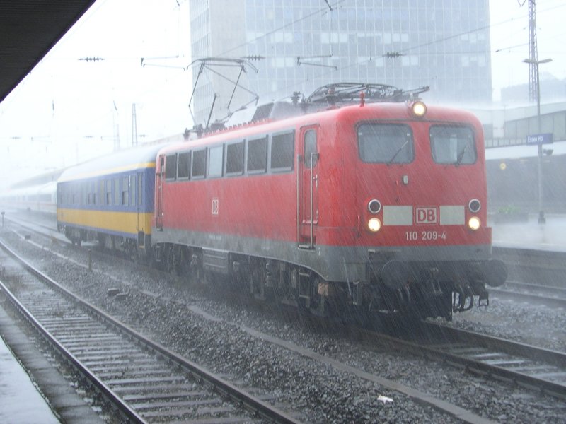 110 209 mit NL Wagen im Wolkenbruch.Essen Hbf.(19.07.2008)