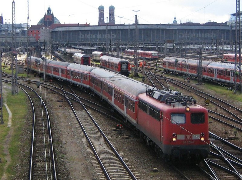 110 209 verlsst am 30.7.2007 den Mnchner Hbf mit einem Nahverkehrszug. Im Hintergrund kann man noch gut den Mnchner Hbf erkennen.
