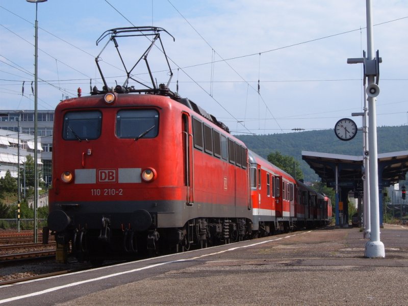 110 210-2 als Steuerwagenersatz fr die Pendel-RegionalBahn Donauwrth-Aalen am 05.06.07 auf Gleis 5 des Aalener Bahnhofs. 