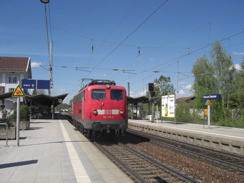 110 210-2 durchfhrt alleine am 19. April 2009 den Bahnhof von 
Prien am Chiemsee.