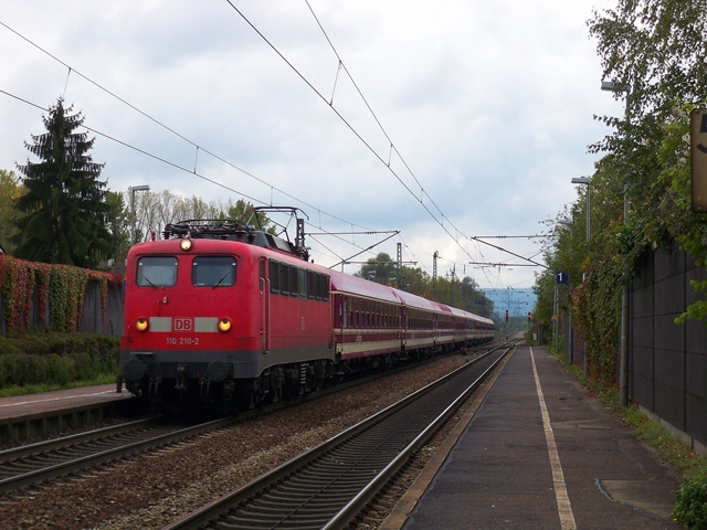 110 210 fhrt mit nem Sonderzug nach Mnster(Westf). Aufgenommen in Karlsruhe-Hagsfeld am 18.10.2009