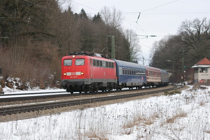 110 210 mit DZ 13213 (Utrecht – Zell am See) am 28.02.2009 in A�ling.