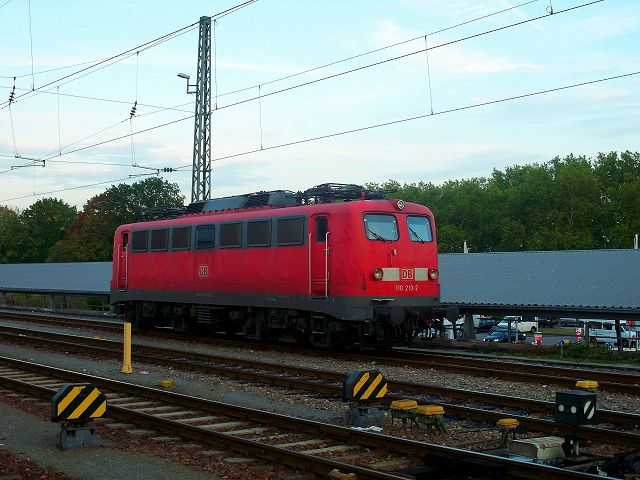 110 210 steht abgestellt im Hauptbahnhof Karlsruhe. Aufgenommen am 24.9.2009