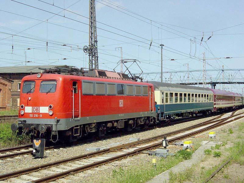 110 216-9 vor dem  Euro-Express  in Richtung Insel Rgen. (Stralsund am 29.05.2005)