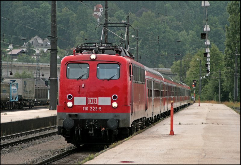 110 223 ist mit dem RE 30107 von Mnchen Hbf kommend im Zielbahnhof Kufstein angekommen und rangiert nun auf das Nebengleis. (07.07.2008)
