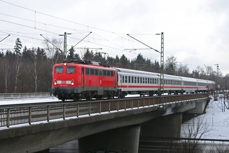 110 223 mit IC 8 am 23.02.2009 zwischen Vaterstetten und Haar.