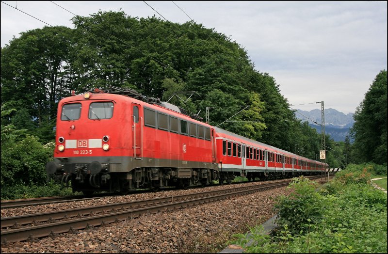 110 223 mit der RB 30114, von Kufstein nach Rosenheim, wird vor dem Kaiser Gebirge abglichtet. (04.07.2008)
