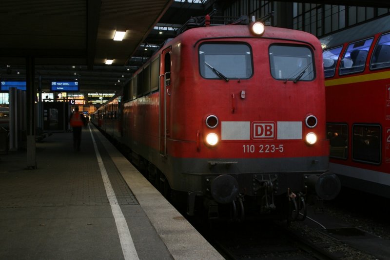 110 223 mit RE 30103 am 10.12.2008 in Mnchen Hbf.