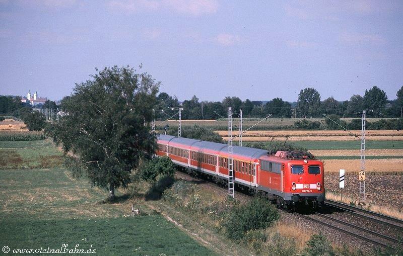 110 224 bespannte am 18.7.03 einen RE von Regensburg nach Mnchen, aufgenommen bei Pulling, kurz hinter Freising.