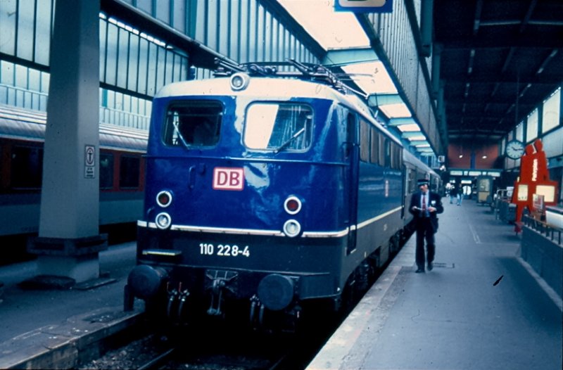 110 228 - 4 mit Eilzug im Stuttgarter Hauptbahnhof. Damals schon als Traditionslok auserkoren waren das die Wagen allerdings nicht, obwohl hier noch die klassischen Silberlinge zu sehen. Wirklich eine schne Garnitur zu DB AG Zeiten. Aber die gab es Ende der Neuziger eben noch nicht so lange.