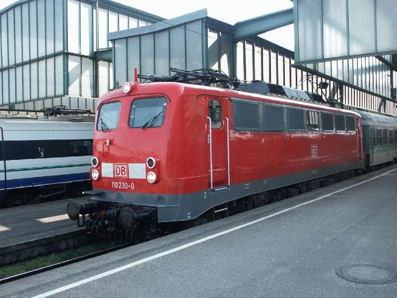 110 230-0 mit RE zur Abfahrt nach Ulm bereit