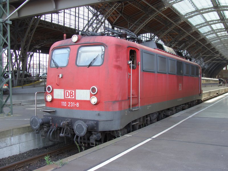 110 231-8 im Leipziger Hauptbahnhof. Diese Lok gehrt zu DB Regio NRW. Fotografiert am 23.08.2009
