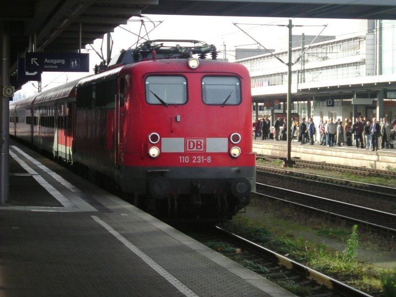 110 231 steht am 25.10.2005 in Regensburg vor einem RegionalExpress.