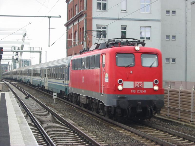 110-232 am 15.8.2005 mit einem Italienischen Sonderzug in Ludwigshafen Mitte.