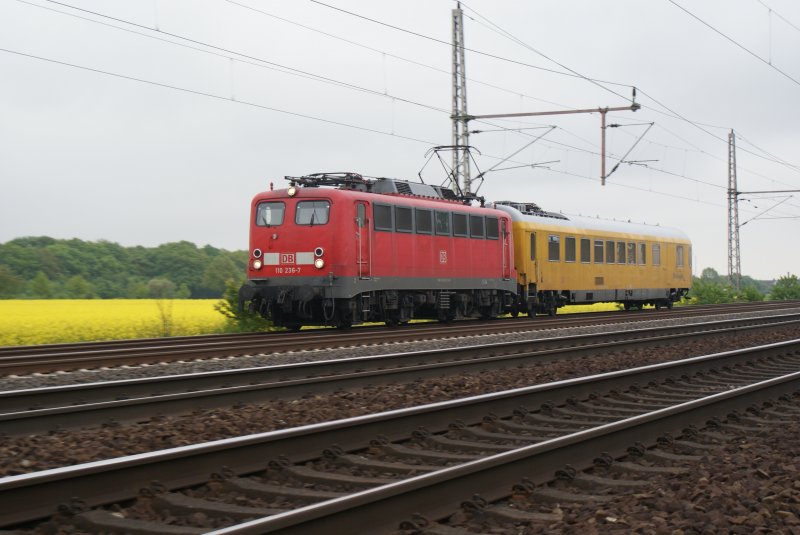 110 236-7 fuhr mit einem Messwagen am 28.04.2009 von Seelze kommend in Richtung Wunstorf.Fotografiert bei Dedensen/Gmmer. 