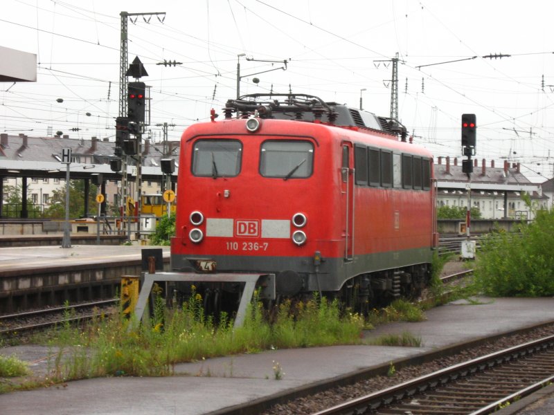 110 236-7 steht im strmenden Regen abgestellt im Gleisfeld des HBF Karlsruhe 9.8.07