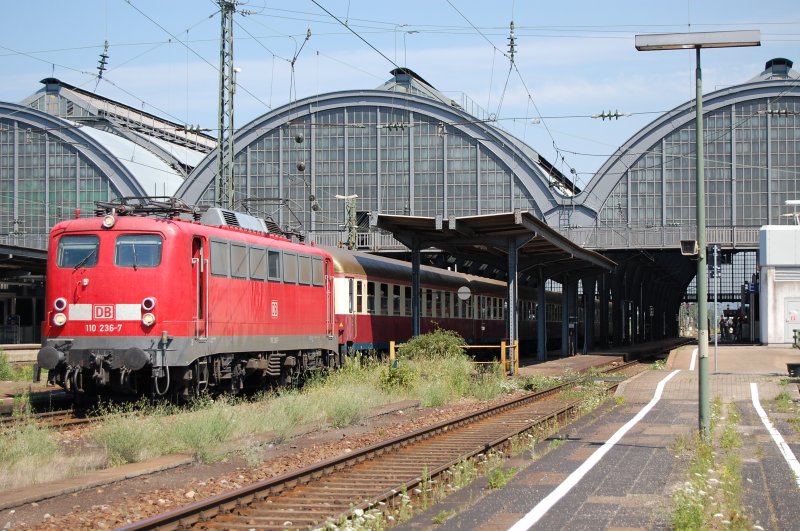 110 236-7 zieht am 05.08.07 einen Sonderzug aus Kln nach Martigny, hier bei der Ausfahrt aus dem Karlsruher HBF.