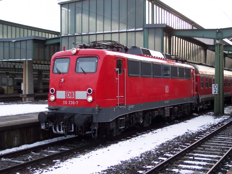 110 236 steht am 29.01.2004 zur Abfahrt bereit im Stuttgarter Hauptbahnhof.
