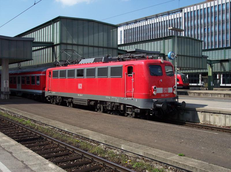 110 236 wartet mit ihrem Regionalexpress auf die Abfahrt.