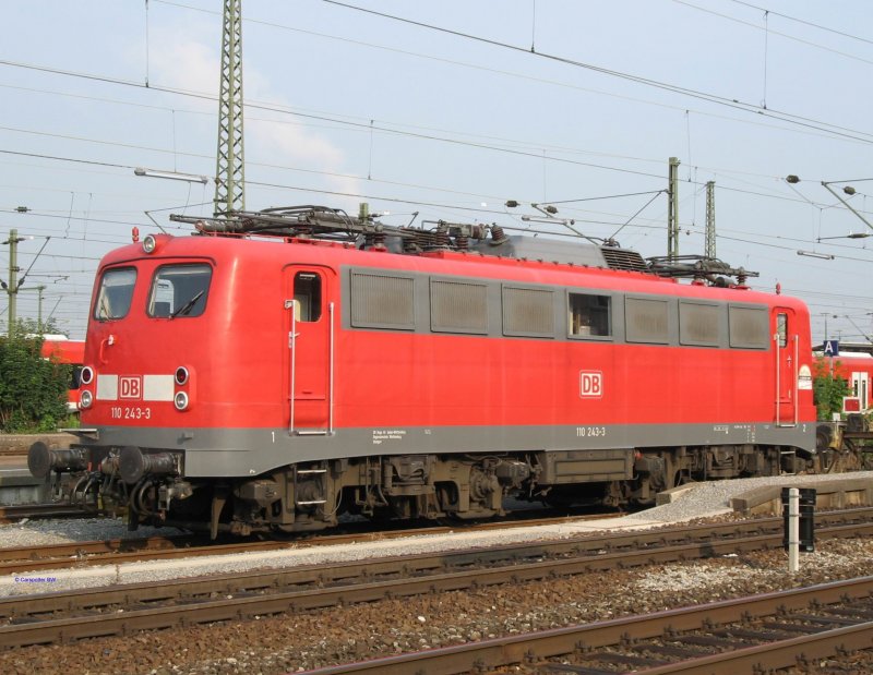 110 243-3 am 14.07.2006 auf Gleis 53 im Bf Plochingen