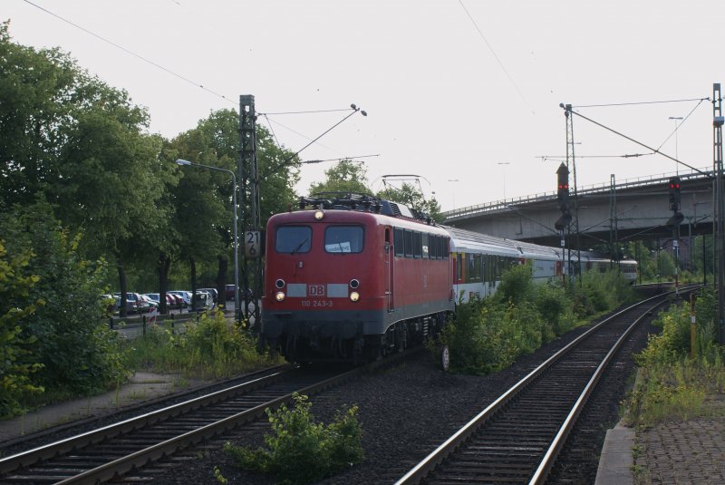 110 243-3 fuhr mit einem Sonderzug,bestehend aus 5 SBB Personenwagen am 04.07.2009,durch den Wunstorfer Bahnhof.Aus Richtung Bremen kommend.