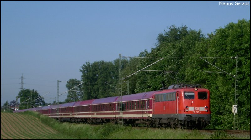 110 243 (DB Regio Dortmund) mit einem Pilgerzug aus Lourdes nach Emmerich an km 28.8 in Geilenkirchen. 23.5.2009